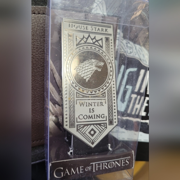 - HBO Game of Throwns Collection set; scarf, pin and poster - Picture 3 of 7